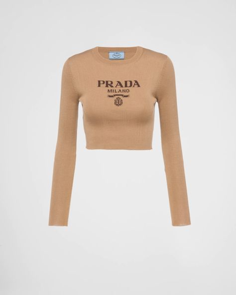 Pragmatism and everyday life inspire a series of simple silhouettes that contrast with eclectic ensembles and eye-catching garments, creating new languages and balances. Defined by its slim-fit silhouette and ribbed knit, this long-sleeved crop top is made of silk and features the intarsia lettering logo on the front. Prada Clothes Women, Prada Clothes, Prada Sweater, Slippers Outfit, Prada Top, Silk Sweater, Logo Women, Lettering Logo, Casual Street Style