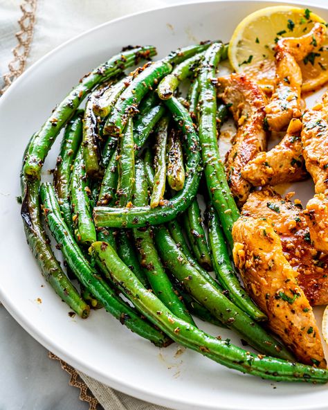 This simple Skillet Green Beans recipe with lemon and garlic is ready in 30 minutes and goes great with any meal! It can't get more simple than a handful of ingredients in one pan - you're going to love them!  #greenbeans #skillet Green Beans In Skillet, Stove Top Green Beans, Green Bean Recipes Skillet, Green Beans Skillet, Fresh Green Bean Recipes, Skillet Green Beans, Green Bean Recipe, Green Beans Side Dish, Green Beans Recipe