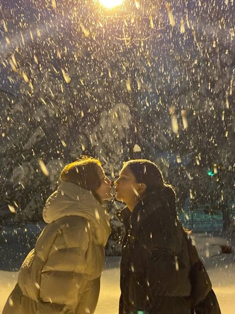 Winter Duo Pictures, Leavenworth Aesthetic, Christmas Photo Ideas Couple, Wlw Winter Aesthetic, Snow Pictures With Friends, Christmas Best Friend Pictures, Cute Christmas Couple Pictures, Kissing In The Snow, Couple Winter