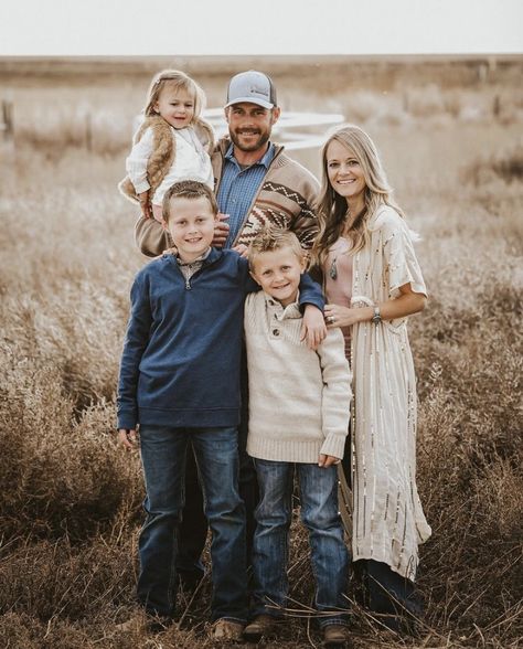 Christmas Photoshoot Family Outfit Rustic, Family Photos Western Style, Family Picture Outfits Western, Western Family Christmas Pictures, Western Christmas Pictures Family, Ranch Family Photoshoot, Western Family Pictures With Kids, Western Family Pictures Outfits, Fall Western Family Photos