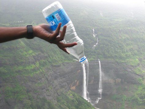 Awesome. Love it!  36 More Perfectly Timed Photos | Bored Panda Perfect Timed Pictures, Photo Illusion, Forced Perspective, Bottle Picture, Perspective Photography, Time Pictures, Timing Is Everything, Perfectly Timed Photos, Perfect Timing