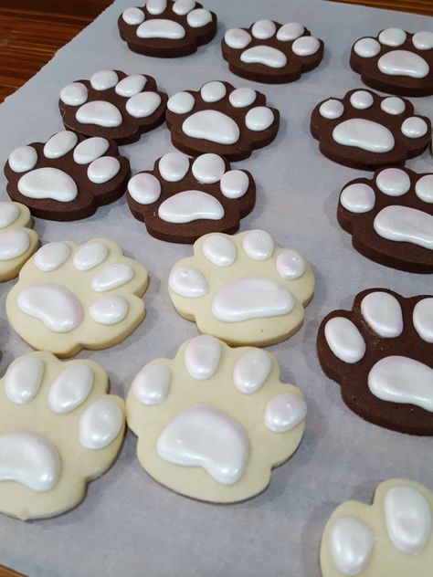 Gingerbread Cat Cookie, Cat Paw Cookies, Cat Pastries, Paw Cookies, Making Biscuits, Cookie Cat, Animal Treats, Subliminal Messages, Business Aesthetic