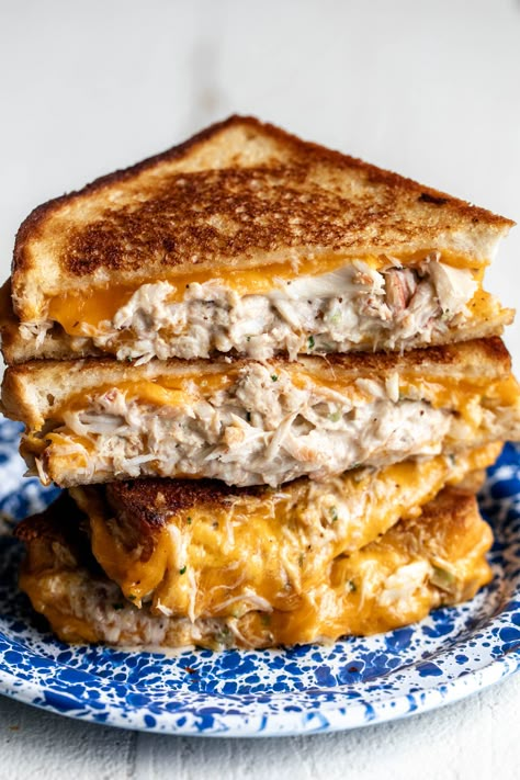 Crab Melt Sandwich, Crab Toast Recipe, Crab Sandwich Recipe, Crab Melt, Crab Burger, Seafood Sandwiches, Crab Cake Sandwich, Cheesy Sandwich, Crab Sandwich