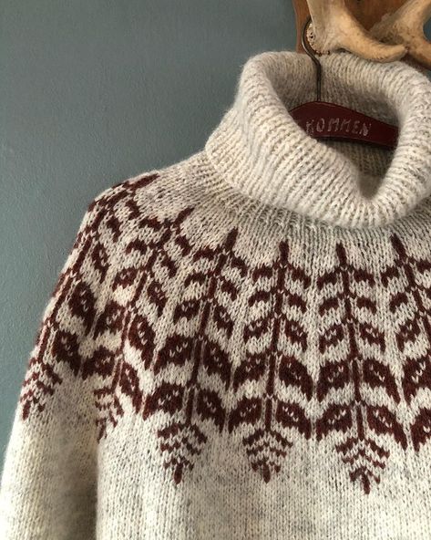 • K R I S T J Ø R N • HOLLY sweater (English) Så blev det vinter og koldt i Danmark og jeg er naturligvis hoppet i min varm KRISTTJØRN… English Knitting, Holiday Arrangement, Oversize Pullover, Mohair Cardigan, Santa Baby, Oversized Pullover, Stockinette Stitch, Knitting Tutorial, Knitting Techniques