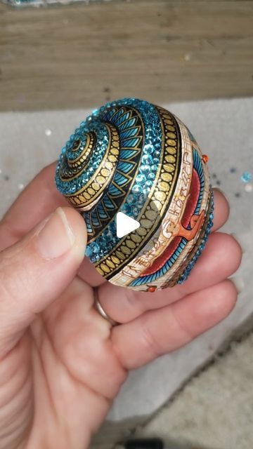 Snail Shell Crafts, Shell Mandala Art, Seashell Mandala Shell Art, Painted Snail Shells, Inside Shell Painting, Snail Shell In Resin, Snail Art, Snail Shell, Painted Shells