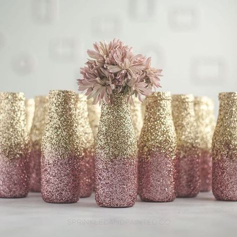 Pink Diy Decorations, Glitter Vases Centerpieces, Actimel Bottles Crafts, Bridal Shower Room Decorations, Diy Centre Pieces, Diy Vase Ideas, Rose Gold Birthday Party Decorations, Pink And Gold Decorations, Wall Decor Ideas Diy