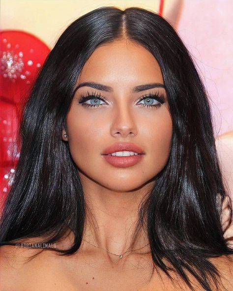 Très belle 🌹 #adrianalima @adrianalima credits to: @adrianalimalg Adriana Lima Eyes, Adriana Lima Face, Adriana Lima Makeup, Adriana Lima Style, Adriana Lima Young, Long Dark Hair, Adriana Lima, Pretty Makeup, Dark Hair