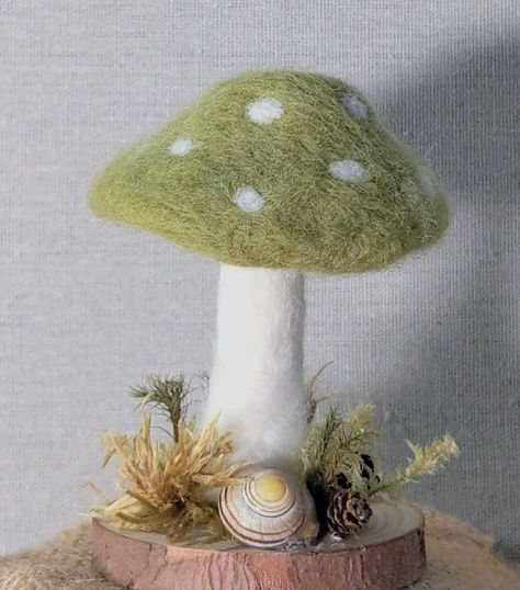 Cute needle felted mossy green mushroom with wood base decorated with moss, pinecones and real amethyst gemstones. Needle Felt Beginner, Diy Toadstool, Felted Mushrooms, Needle Felted Leaves, Green Mushroom, Felt Mushroom Pattern, Needle Felt Ideas, Needle Felted Mushrooms, Needle Felting Ideas