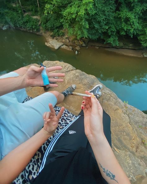 Joints Aesthetic, Cliff Photography, Tree Medicine, Camping Pics, Sacred Garden, Hippie Aesthetic, Cool Boy Image, Puff And Pass, Nature Tree