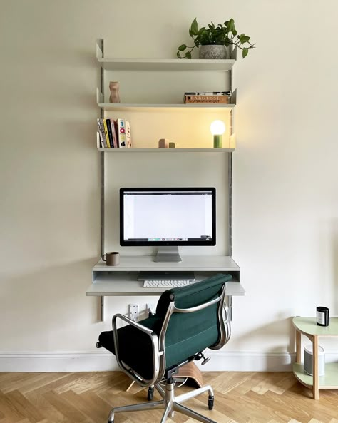 A classic work-from-home 606 set-up in customer’s Brooklyn apartment, New York City. The desk-shelf can be used either way up – for a laptop or separate monitor and keyboard – and can be easily set at your preferred height, sitting or standing, by adjusting just two removable pins. Also available in black, silver or beech, the 606 Universal Shelving System is a modular, adaptable, kit-of-parts, designed by Dieter Rams for Vitsœ in 1960. Plan your home-office system at: vitsoe.com/606/inquiry. Office Desk Set, Latest Living Room Designs, Small Home Offices, Dieter Rams, Interior Design Boards, Minimalist Room, Minimalist Interior Design, Desk Shelves, Home Desk