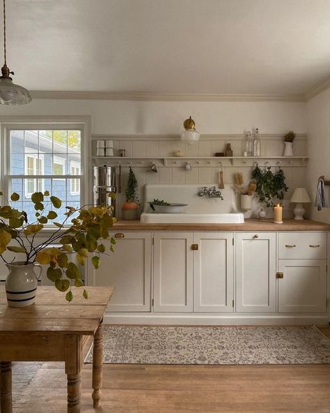 English Cottage Kitchens, Farmhouse Remodel, Cottage Interior, Cottage Interiors, Two Dogs, Cottage Kitchen, Laundry Rooms, Home N Decor, Cottage Chic