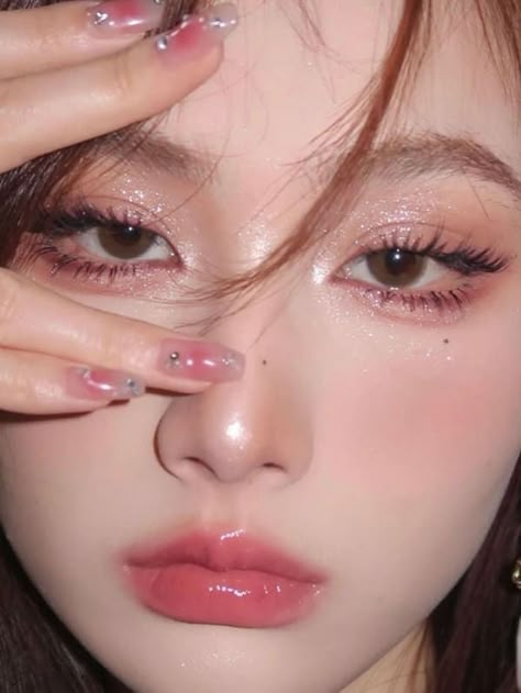 Soft glam makeup look with sparkles and glossy lips Jelly Make Up Look, Eyes And Lips Makeup, Soft Glam Korean Makeup Look, Pink Makeup Looks Sparkle, Aesthetic Makeup Looks Korean, Soft Glossy Makeup, Glittery Korean Makeup, Soft Girly Make Up, Korean Jelly Makeup Look