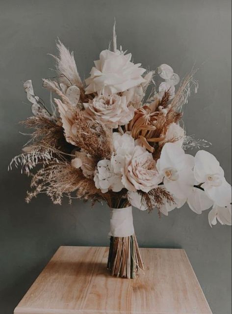 Modern Desert Wedding Decor, Modern Boho Wedding Dress, Boho Wedding Florals, Ruffled Wedding Dress, Elegant Boho Wedding, Minimalist Dekor, Neutral Wedding, Wedding Flower Arrangements, Dried Flower Bouquet