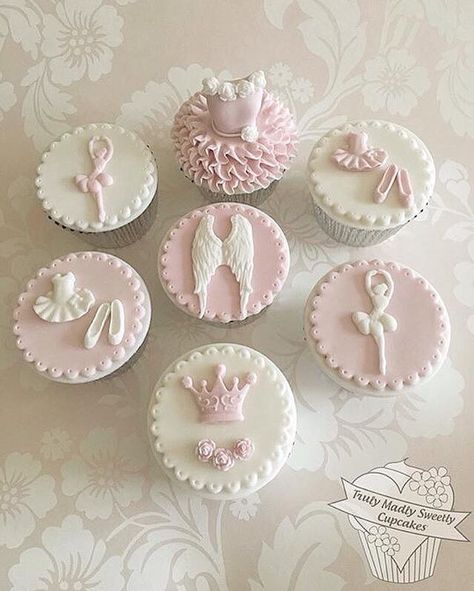 Ballet Cupcakes, Ballerina Birthday Cake, Ballerina Cookies, Ballerina Cupcakes, Royal Iced Cookies, Ballerina Cakes, Cupcakes Decorados, Cupcake Art, Ballerina Party