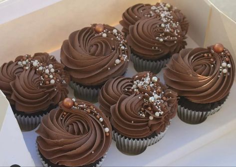 Elegant Chocolate Cupcakes, Luxury Cupcakes, Cupcake Icing Designs, Icing Designs, Chocolate Covered Strawberry Recipe, Christmas Donuts, Cupcake Decorating Tips, Floral Cupcakes, Cake Decorating Piping