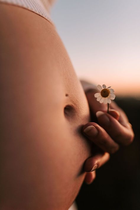 Maternity Photography Natural Simple, Close Up Maternity Pictures, Artistic Maternity Photos, Styled Maternity Shoot, Maternity Photography Aesthetic, Vintage Pregnancy Photoshoot, Simple Maternity Photos, Minimal Maternity Shoot, Pragnent Photography Ideas