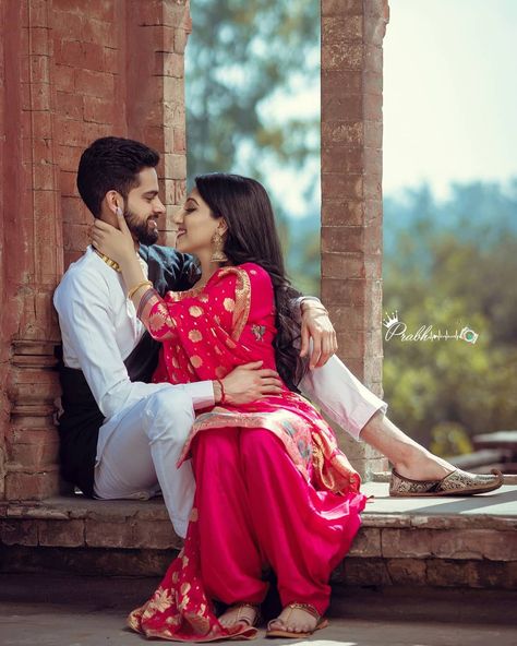 Couple photographer Pics Poses, Pre Wedding Photoshoot Props, Shooting Inspiration, Pre Wedding Photoshoot Outfit, Indian Wedding Photography Couples, Wedding Photoshoot Props, Bridal Photography Poses, Couple Wedding Dress, Pre Wedding Photoshoot Outdoor