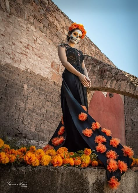 Catrina Costume Dresses, Catrina Outfit Costume Ideas, Dia De Los Muertos Outfit For Women, Catrina Outfit, Day Of The Dead Outfit, Catrina Dress, Day Of Dead Costume, Mexican Halloween Costume, Catrina Costume