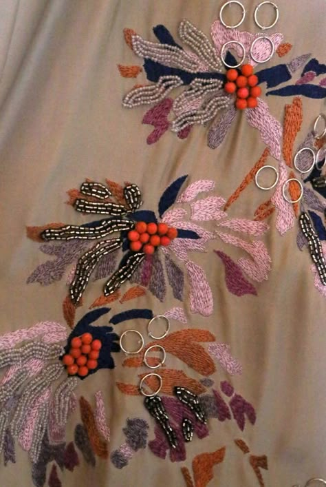 Fashion Trend Pattern, Haute Couture Embroidery, Simple Hand Embroidery Patterns, Zardozi Embroidery, Textile Art Embroidery, Embroidery On Kurtis, Kurti Embroidery Design, Hand Embroidery Patterns Flowers, Couture Embroidery