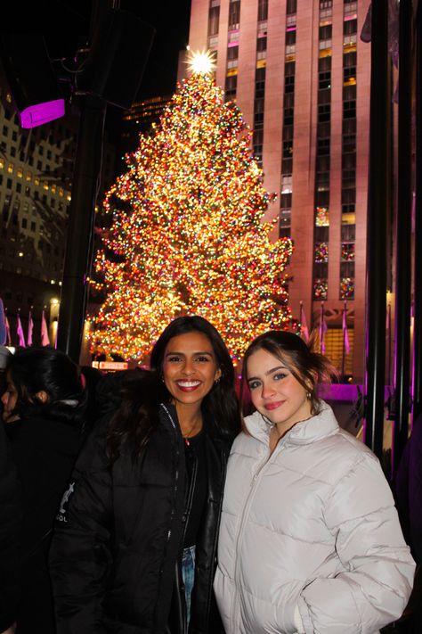 Nyc Instagram Pictures Christmas, Rockefeller Center Picture Ideas, New York Christmas Photoshoot, Nyc Outfits Christmas, New York Christmas Picture Ideas, New York Winter Pictures, Nyc Pic Inspo Winter, Nyc Christmas Instagram Pictures, New York Christmas Instagram Pictures