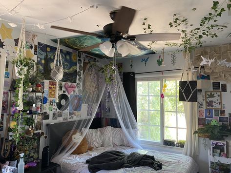 Bed Inspirations Teenage, Room Ideas Aesthetic For Big Rooms, Grunge Teenage Room, Room Idea Grunge, Grunge Bed Ideas, Bedroom Inspirations Teenage Grunge, Aestethic Room Ideas, Aestethic Bedroom Ideas, Aestethic Room Inspiration