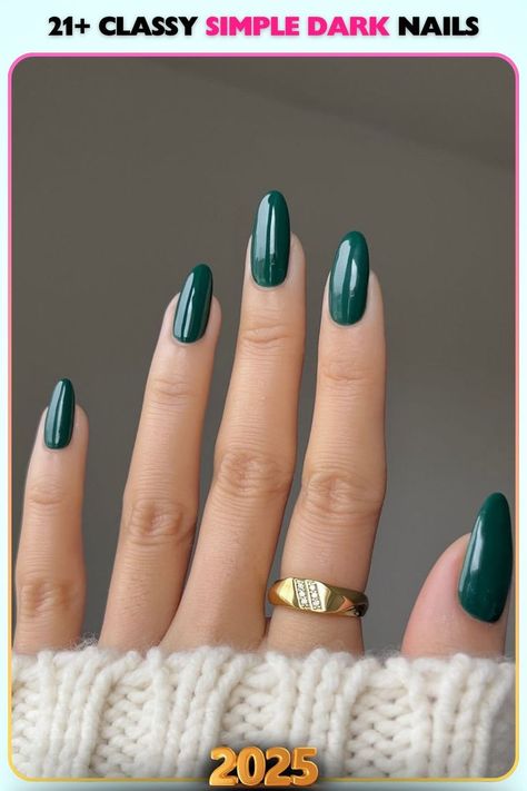 Classic green almond nails with a glossy finish bring elegance and a timeless appeal, making them excellent classy simple dark nail ideas for any season. Noel Nails, Almond Nails Winter, Green Almond Nails, Nails Noel, Dark Nail, Minimal Nails, Dark Nails, Dark Shades, Green Nails