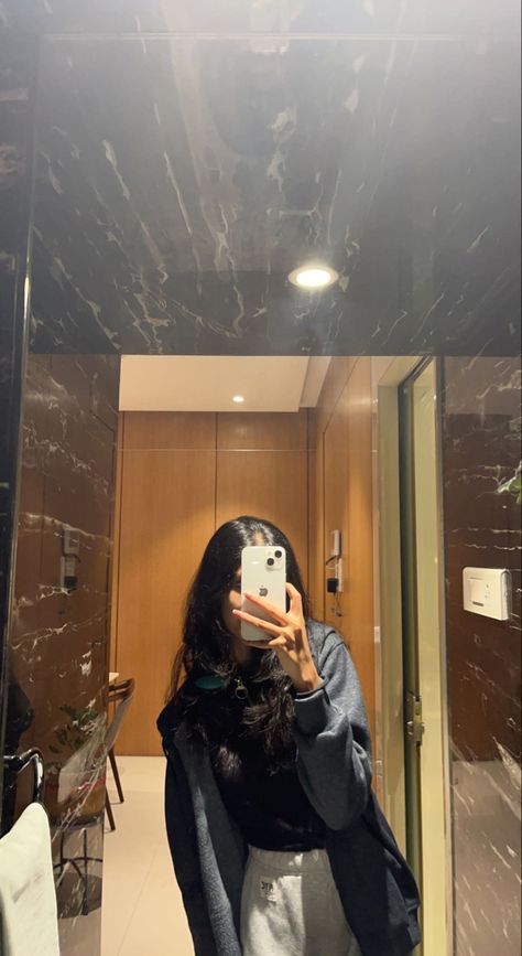 Girls Mirror Snaps No Face, Mirror Selfie Aesthetic No Face, Mirror Pics No Face, Aesthetic Names For Instagram, Cute Couple Shirts, Ideal Girl, Bff Hands Aesthetic, Black And White Picture Wall, Photoshop Pics