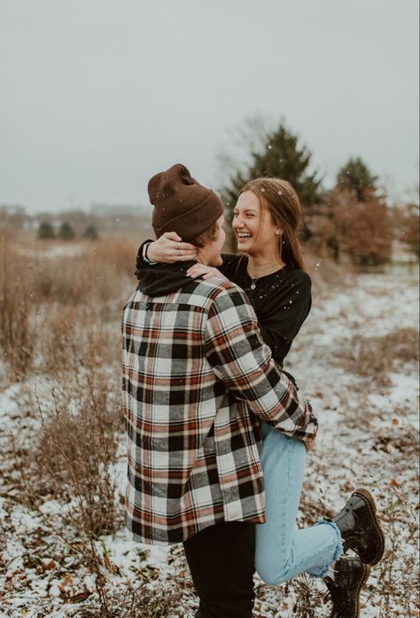 Couples winter photoshoot Winter Photoshoot Couples, Couples Winter Photoshoot, Couple Outfits For Pictures, Winter Couple Pictures, Fall Couple Pictures, Christmas Couple Photos, Christmas Couple Pictures, Winter Maternity Photos, Snow Photoshoot