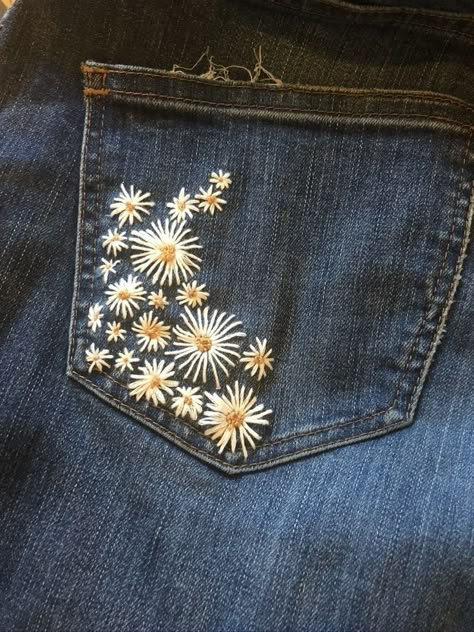 Embroidery Designs For Jeans Pockets, Jean Pocket Ideas, Hand Embroidery Inspiration Clothing, Diy Jean Embroidery, Embroidery Patterns For Jeans, Embroidered Jean Pockets, Embroidery Patterns Jeans, Daisy Embroidery Jeans, Embroidery Patterns On Jeans