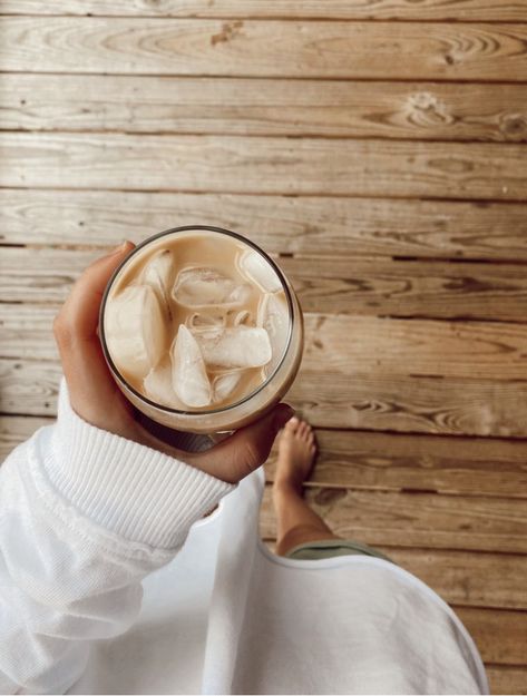 Morning Iced Coffee, Iced Coffee Aesthetic, Coffee In The Morning, Coffee Obsession, Coffee Aesthetic, Coffee Photography, Aesthetic Coffee, Coffee Is Life, Drink Coffee