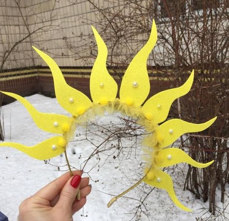 Sun Diy Costume, Sun Headband Diy, Diy Sun Headband, Sun Costume For Kids, Diy Sun Costume, Sunshine Costume, Flower Costume Diy, Sun Headband, Diy Fantasia