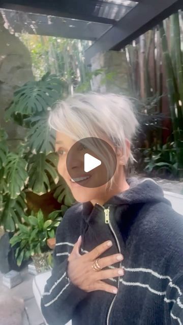 Halle Berry on Instagram Halle Berry Haircut, Halle Berry Pixie, Halle Berry Hairstyles, Hally Berry, Halle Berry Style, Halle Berry, Short Pixie, Halle, Berry