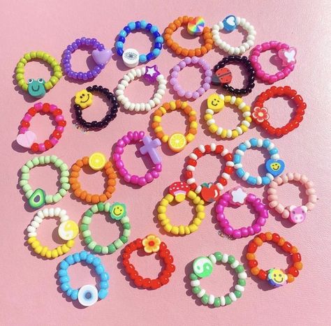 How To Make Friendship Bracelets With Beads, Seed Beads Rings, Small Bead Bracelets Ideas, Body Jewelry Diy, Beads Rings, Handmade Jewelry Business, Diy Kandi Bracelets, Diy Beaded Rings, Bracelet Craft Diy