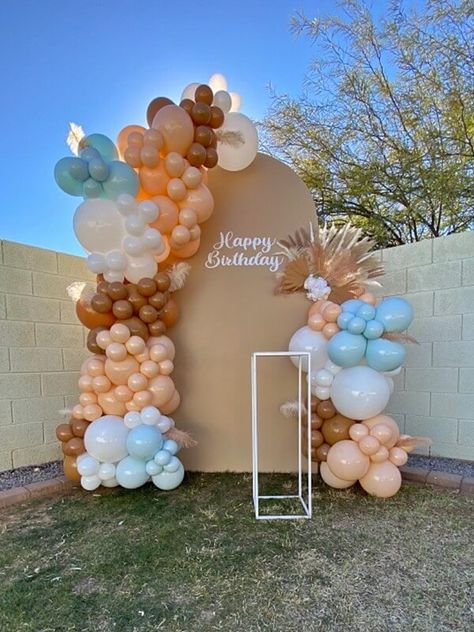 Outdoor Backdrop Ideas Birthday, Birthday Photobooth Backdrop, Simple Backdrop Ideas, Simple Birthday Backdrop, White Flower Stand, Boho Theme Decor, Bday Backdrop, Decor With Balloons, 18th Ideas