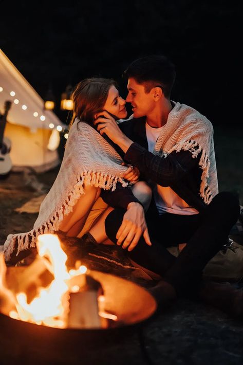 Camp Fire Photoshoot Couple, Fire Camp Photography Couple, Camping Engagement Shoot, Tent Pictures Photo Shoot, Camp Engagement Photos, Camping Photoshoot Ideas, Fire Engagement Photos, Tent Photoshoot, Glamping Photoshoot