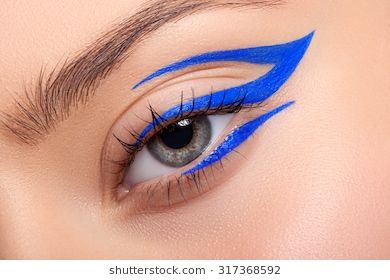 Blue Eyeliner Makeup, Makeup Stencils, Eyeliner Designs, Neon Makeup, Graphic Makeup, Blue Eyeliner, Graphic Eyeliner, Eyeliner Styles, Eye Makeup Designs