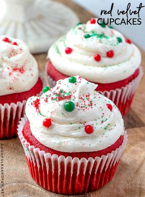 Moist Red Velvet Cupcakes, Thing To Bake, Red Velvet Cupcakes Recipe, Christmas Cupcakes Decoration, New Year's Desserts, Vegan Candies, Salty Cake, Velvet Cupcakes, Cupcakes Recipe