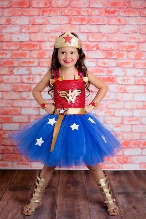 Disfraz de mujer maravilla para jugar Wonder Woman Costume Girl, Wonder Woman Costume Diy, Wonder Woman Tutu, Wonder Woman Accessories, Wonder Woman Birthday Party, Snowman Costume, Wonder Woman Party, Wonder Woman Birthday, No Sew Tutu