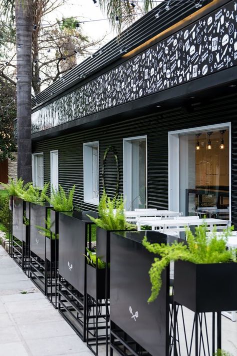 BLACK PAN Food Truck - Picture gallery Restaurant Planters, Black Pan, Outdoor Restaurant Patio, Exterior Bar, Event Booth Design, Terrace Garden Ideas, Outdoor Restaurant Design, Stone Wall Design, Restaurant Patio