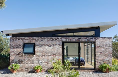 Fundamental House Modern Brick House, Skillion Roof, Flat Roof House, Recycled Brick, Splashback Tiles, Brick Exterior House, Timber Deck, Granny Flat, House Roof