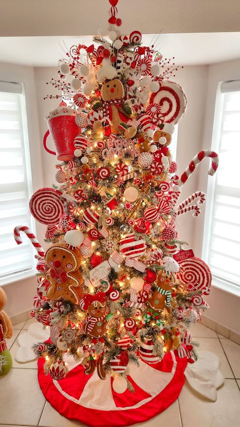 Diy Gingerbread Tree Decorations, Ginger Bread Themed Christmas Tree, Ginger Breadman Christmas Tree, Diy Gingerbread Tree, Candy Gingerbread Christmas Tree, Gimger Bread Christmas Tree, Ginger Bread Christmas Decorations Ideas, Gingerbread Tree Decorations, Raz Gingerbread Tree