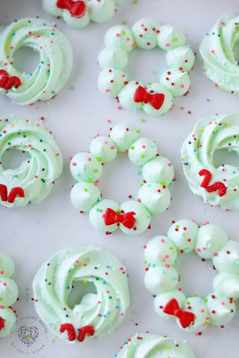 Christmas Meringue Wreath Cookies will put a smile on everyone's face this holiday season! Perfectly sweet and fluffy with an airy crunch. Washcloth Reindeer, Pretzel Wreaths, Beaded Corn, Meringue Wreath, Jello Candy, Globe Cookies, Hanger Snowflake, Cowboy Cornbread, Christmas Cookies To Make