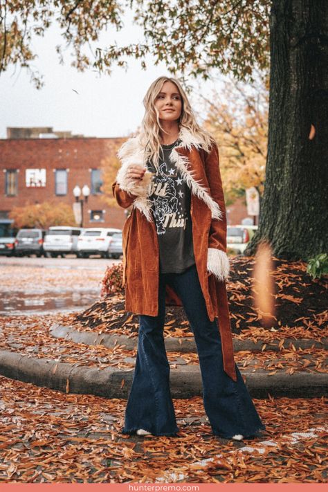 Blue Jean Baby. Flare Jeans, printed tee and Penny Lane Coat. Hunter Premo, Fashion Blogger from Nashville #HunterPremo #Nashville #NashvilleStyle #FallStyle Winter Outfits Nyc, Looks Adidas, Boho Winter Outfits, 00s Mode, Stile Blair Waldorf, Adrette Outfits, Pullovers Outfit, Penny Lane Coat, Winter Outfits Aesthetic