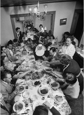 Is it Easter,Thanksgiving or Christmas...or just another Sunday with the family. Family Having Dinner, Vintage Foto's, Italian Family, Italian Life, Italian Heritage, Italian Dinner, Joke Of The Day, Vintage Italy, Vintage Photo