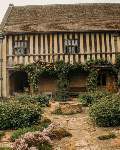 Have you watched Poldark? If so, you'll easily recognise Great Chalfield Manor, as it served as a film set for scenes from the series. When I visit various estates, I base my choices on the purely photogenic locations, but I don't give much thought to the fact that these places may also appeal to the directors and cinematographers of popular films and TV series. I usually find out at the very last minute that a super-popular film is being shot at the estate or palace I'm visiting. Great Chalfield Manor, Chalfield Manor, Viserra Targaryen, Film Set, Uk Travel, 15th Century, Happy Friday, Last Minute, Tv Series