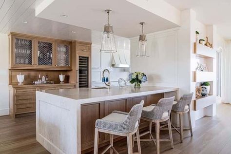 The comeback of wood kitchen cabinets - Farmhousehub Stained Wood Kitchen Cabinets, Natural Wood Kitchen Cabinets, White Oak Cabinets, Stained Kitchen Cabinets, Natural Wood Kitchen, Lake House Kitchen, Red Oak Wood, The Comeback, Staining Cabinets