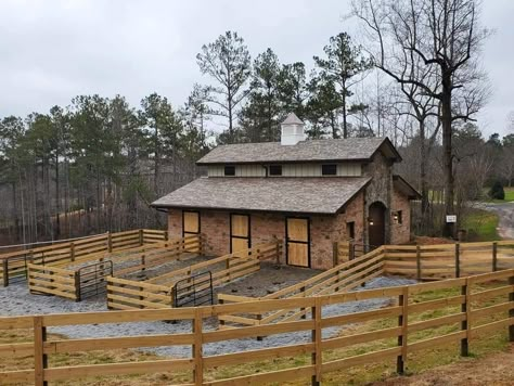 Horse Stables Design Exterior, Small Stables Design, Small Horse Farm Layout, Diy Horse Barn Ideas, 4 Stall Horse Barn Plans, Horse Barn Interior, Small Horse Farm, Horse Barn Ideas, Simple Horse Barns