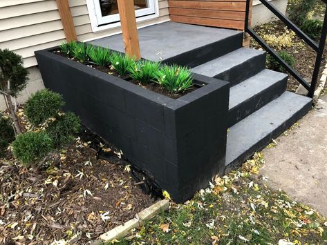 Large cement planters make for great, modern outdoor style. However, as a DIY option, they take a lot of cement, and building the forms is no small task. When I saw these smaller, solid cinder blocks I knew I could make them into a bigger gorgeous planter. #diy #planter #budgetplanter #planters #diyhomedecor #outdoordecor #porch #porchdecor #curbappeal Cinder Block Garden, Porch Planters, Diy Planter Box, Wood Planter Box, Diy Porch, Cement Planters, Tall Planters, Landscape Design Plans, Outdoor Planter