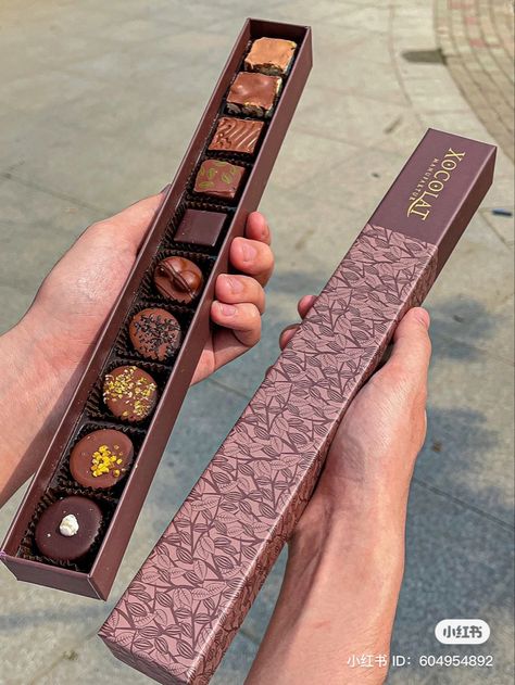 Chocolate Package Design, Luxury Chocolate Packaging, Chocolate Box Packaging, Sweet Box Design, Homemade Chocolate Bars, Chocolate Stores, Chocolate Work, Chocolate Packaging Design, Chocolate Pack