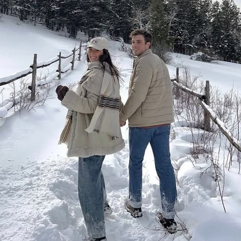 The Simple Wild, Winter Couple Pictures, Couple Photography Winter, Snow Engagement Photos, متحف فني, Create Aesthetic, Snow Photoshoot, Couple Pic, Snow Pictures